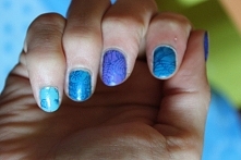 1. Jakich sposobów albo preparatów używacie do pielęgnacji skórek? Wycinacie je czy tylko odsuwacie?
2. Jaki top coat polecacie? Wczoraj pomalowane paznokcie, a już dziś po myci...