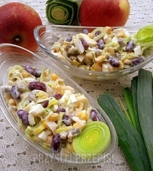 1 por
1 niezbyt słodkie jabłko
300 g pieczarek
1 puszka czerwonej fasoli
1 puszka kukurydzy
4 jajka
majonez
pieprz
sól