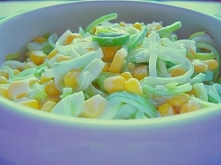 Składniki: 1 por 1 puszka kukurydzy 200 g jogurtu naturalnego 1 szczypta soli morskiej 1 szczypta pieprzu 1 łyżka octu winnego