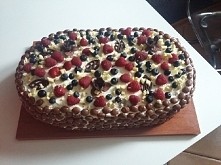 Tort dla 40 osób, owocowo czekoladowy.
Pomysł na kształt: biszkopt okrągły przecięty na pół + biszkopt kwadratowy / prostokątny