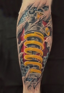 amortyzator tatuaż na łydce