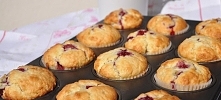 Muffiny z malinami i śliwkami