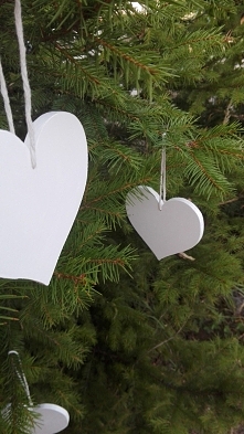 Serduszka ze sklejki na sznurku. Wymiary 8cm x 11cm