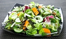 SAŁATA Z SURIMI, NORI, POREM, OGÓRKIEM, KALAREPĄ I PESTKAMI DYNI