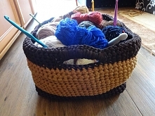 Szydełkowy koszyk na włóczki.
Wykonany z włóczki typu zpagetti pochodzącej z recyklingu. Idealny do przechowywania. Więcej na aszir.blogspot.com
