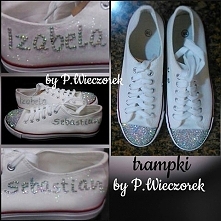 Kolejna para dla Pani Izabeli. Tym razem ozdobiłam dla Niej białe trampki opalizującymi cyrkoniami. Po zewnętrznej stronie imiona Pary Młodej. Wokół imion delikatna obwódka z bi...