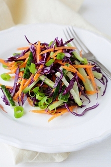 SURÓWKA Z CZERWONEJ KAPUSTY, MARCHEWKI I OGÓRKÓW