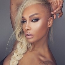 Blond jej pasuje ! :) dziewczęco :*