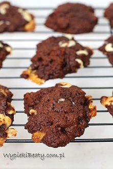 Czekoladowe ciasteczka z białą czekoladą i orzechami laskowymi - Wypieki Beaty