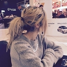 DZIEWCZYNY! Na sprzedaż sweterek ze zdjęcia! Jest mega cieplutki, dobry na xs/s/m, ogolnie jest oversize :) Idealny na nadchodzaca jesien/zime! Sweterek jest z Zary, 90 zl :) PO...