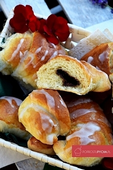 DROŻDŻOWE ROGALIKI Z NUTELLĄ