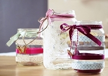 Cudownie udekorowane słoiczki.. Wstążki, sznurki, trochę kleju i powstaje takie urocze cudeńko. :)