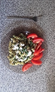 Brązowy makaron ze szpinakiem. 

Makaron gotujemy. Kroimy cebulę na drobną kosteczkę i przysmażamy na patelni z rozgrzaną oliwą z oliwek . To samo robimy z ząbkiem czosnku, a na...