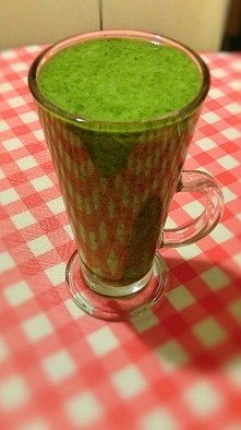 jarmuż + awokado + banan + jogurt naturalny + sok pomarańczowy + miód + sok z cytryny :)