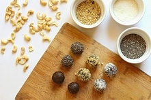 Orzechowo-czekoladowe kulki nadziewane nerkowcem. 

Składniki (10 sztuk wielkości orzecha włoskiego):

    10 (namoczonych na minimum godzinę) daktyli
    1 szklanka orzechów wł...