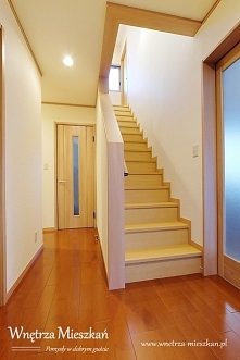 Podłoga w przedpokoju musi sprostać wielu wyzwaniom. Ślady obuwia gości i domowników, naniesiony na podeszwach butów piach, żwir i śnieg, czy też zbierająca się na jej powierzch...