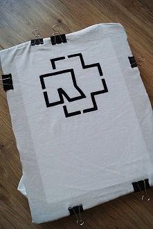 Tył ręcznie malowanej męskiej koszulki :) 
Rammstein :D 
Przód znajdziecie u mnie na tablicy wśród pozostałych zdjęć :)