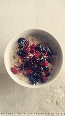 Owsianka z owocami z kompotu i wiórkami kokosowymi