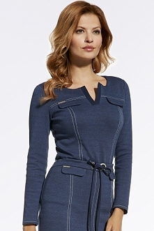 Bluzka wykonana z żakardu w odcieniach granatu. Z przodu karczek, patki i cięcia, wszystko stębnowane ozdobną błękitną nitką nadającą sportowy charakter.