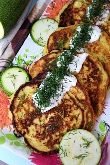 Składniki
	1 jajko
	150 g cukinii
	3 łyżki (30 g) mąki
	szczypta soli
	szczypta pieprzu np. ziołowego
	szczypta oregano

Cukinię obieramy, ścieramy na tarce lub lekko blendujemy...