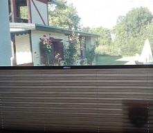 Plisy dają możliwość zasunięcia ich tylko od dołu, co daje efekt firanki-zazdrostki. Bardzo praktyczne rozwiązanie od projekt plisa.