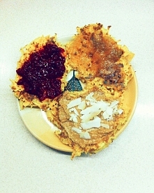 placuszki z dyni :-) 150g dyni, 2 łyżki maki ryzowej, 1 jajko, 0,5 łyżeczki proszku do pieczenia - wymieszać i na patelnie :-)