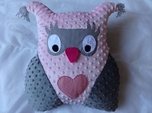 Różowa sówka;)
Wykonana z mięciutkiego minky, dresówki i filcu.
Zapraszam na aszir.blogspot.com