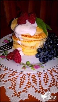 Placuszki ryżowe z owocami. Pyszne i zdrowe śniadanie.
*przepis po kliknięciu w zdjęcie