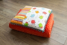 Kołderka jesień/zima + poduszka jasiek. Bawełna w owieczki i pasy łowickie oraz mandarynkowy plusz minky. Zapraszamy na strony Misia Zdzisia.