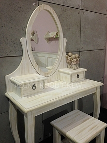 Piękna toaletka wykonana z drewna sosnowego, wykończona woskiem na bazie naturalnego wosku pszczelego lub lakierowana w dowolnym kolorze. Posiada dwie małe szufladki wysuwane na...