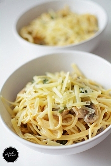 Lekki makaron z pieczarkami i szpinakiem. Kliknij w zdjęcie i zobacz przepis.