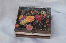 Drewniane pudełeczko zdobione metodą decoupage.