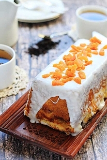 Jogurtowe ciasto z dżemem brzoskwiniowym