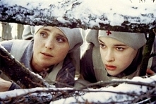 Film: Wrota Europy
Trzy młode sanitariuszki przybywają do szpitala polowego na kresach wschodnich, pełne zapału ichęci pomocy innym. Jedna z nich, Zosia chce poza tym odnaleźć b...