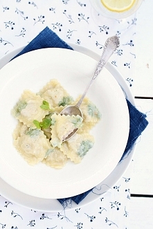 Ravioli z kaczką, kozim twarożkiem i ziołami