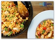 Paella z chorizo i kurczakiem.