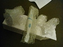 Avon Golarka i trymer 2w1. Zapakowana jak widać... Zwykły kartonik, drobne elementy zawinięte w folię ochronną. Jeszcze nie używałam, ale po takim rozczarowaniu nie budzi zaufania.