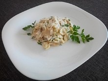 Pyszna sałatka z makaronem.