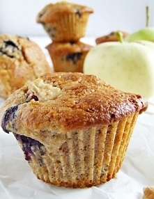 Muffinki orkiszowo-ryżowe z borówkami i papierówką