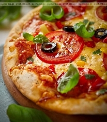 Pizza z papryką, zieleniną i pomidorami