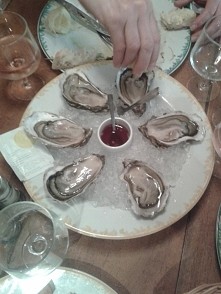 Ostrygi. Wyglądały przyzwoicie ale jak dla mnie niezjadliwe :p 
W moim rankingu 2/10