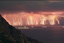 Nad jeziorem Maracaibo w Wenezueli pioruny uderzają 280 razy na godzinę przez pół roku.