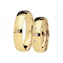 Elegancka para obrączek z fantazyjnymi liniami i trzema lśniącymi brylantami - model z kolekcji You&Me