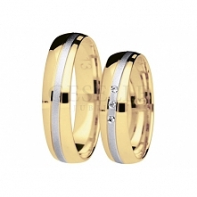 Klasyczna para dwukolorowych obrączek z matową linią z białego złota i trzema brylantami - model z kolekcji You&Me