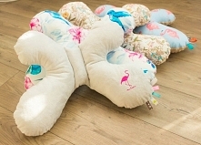 Poduszka motylek. Gładki plusz minky z haftowanym flamingiem + bawełna.