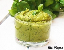 Pesto z cukinii to kolejny prosty, szybki, ale przede wszystkim zdrowy i smaczny dodatek do makaronów, kanapek, ryżu, czy świeżych warzyw.