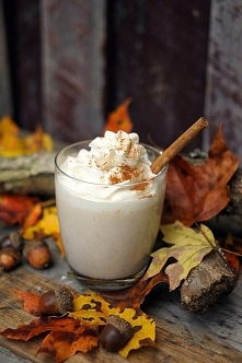 Bananowy koktajl z bitą śmietaną i dodatkiem cynamonu