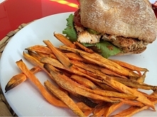 Zdrowe burgery z grillowanym kurczakiem.