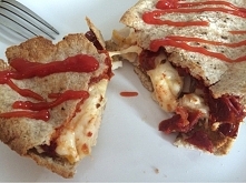 Pitta pełnoziarnista z mozarellą, szynką i suszonymi pomidorami :)