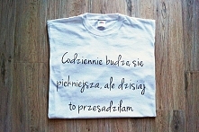 Koszulka ręcznie malowana z napisem "Codziennie budzę się piękniejsza, ale dzisiaj to przesadziłam" :) Dostępna w rozmiarach S/M, L/XL oraz XXL. Pokliknięciu w zdjęcie...